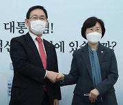 [포토]'악수하는 주호영-정영애'