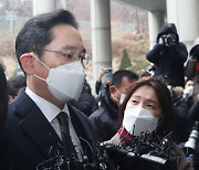 이재용 2년6개월 실형..변호인단 "기업 자유와 재산권 침해된 사건"