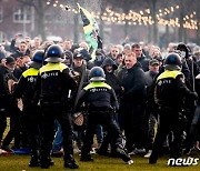 마스크도 없이..네덜란드서 수천명 코로나 봉쇄 반대시위
