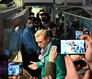 '푸틴 정적' 나발리, 모스크바 도착해 체포