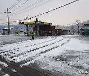 제천 일부 얌체 주유소 폭설에 쌓인 눈 차도로 치워 '눈살'