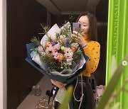 '김수미 며느리' 서효림, 으리으리한 꽃다발 선물 "Thank u♥"..럭셔리 패션까지 [in스타★]