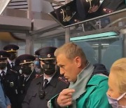 "나는 두렵지 않다"..목숨 잃을 뻔했던 '푸틴 정적' 나발니, 러 귀국