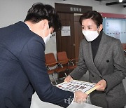 <포토> 서울시장 보궐선거 후보등록하는 나경원