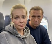 '푸틴 정적' 나발니, 러시아 귀국..공항서 곧바로 체포