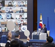 '입양아 교체'라니..논란 부른 문 대통령 '아동학대 해법'
