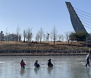 [포토에세이] 얼음 꽁꽁, 썰매 씽씽 / 장철규