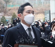 '운명의 날' 법원 출석한 이재용..굳은 표정으로 입장