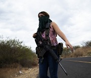 임신부들은 왜 총을 들었을까..카르텔 맞선 멕시코 여성 자경단