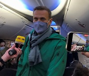 독일서 귀국한 '푸틴 정적' 나발니..공항서 체포