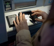굴착기로 ATM 부숴 현금 훔치려던 30대..경찰 체포