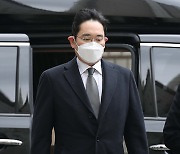 Samsung heir Lee returns to prison upon sentenced 2 and 1/2 years jail term