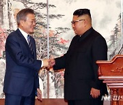 文 "김정은 비핵화 의지 분명..北과 한미훈련 협의 가능"