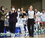 [MD포토] 유영주 감독 '승리가 보인다'