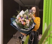 '김수미 며느리' 서효림, 거대 럭셔리 꽃다발 들고 "회사 온기 가득"[SNS★컷]