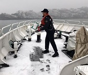 '눈 내린 배 제설작업 하는 군산해경'