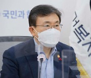 육군 장병 영상 위문하는 권덕철 장관