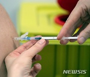독일의 모더나 백신 주사를 놓기