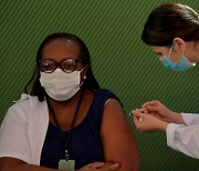 브라질도 코로나19 백신 접종..더 커지는 '대통령 퇴진' 촉구