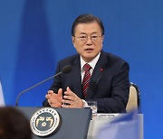 文 대통령 "한미연합훈련, 비핵화 평화라는 틀 속에서 논의될 문제"
