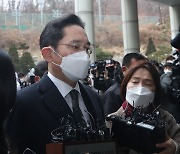 이재용 '국정농단' 파기환송심 징역 2년6월..법정구속
