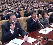 북한 최고인민회의에 참석한 대의원들