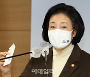 [포토] 백신용 주사기 소개하는 박영선 장관