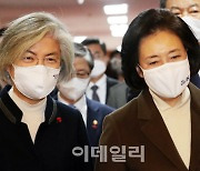 [포토] 대화나누는 강경화, 박영선 장관