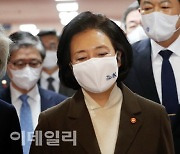 [포토] 국무회의 입장하는 강경화, 박영선 장관