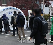 당국 "확진자 감소해도 일상·접촉자 감염은 늘어..언제든 재유행 가능"