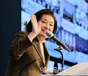 [포토]박영선 장관, '화상 참석자와 인사'