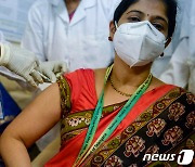 인도서 백신 맞은 뒤 2명 사망..사흘만에 부작용 580건