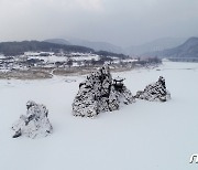 [풍경]눈덮힌 남한강 한 가운데 솟구친 단양 도담삼봉