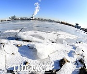 [TF사진관] '한파에 꽁꽁 얼어버린 한강'