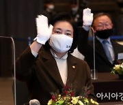 [포토]중소기업인들과 인사하는 박영선 장관