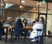 카페서 턱스크·5인 집합금지 위반..누리꾼에 신고 당한 김어준