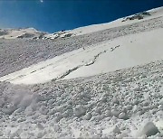 [영상] 눈사태에 300m 휩쓸린 스노보더, "휴~~" 에어백이 살렸다
