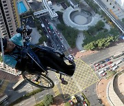 [영상] 휠체어로 320m 빌딩을.. 하반신 마비 등반가의 도전