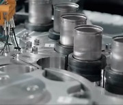 테슬라, 자체 개발한 신형 '4680 배터리셀' 생산라인 첫 공개