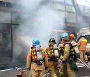 서울 구로구 상가주택서 불..'전동킥보드 배터리 과충전' 추정