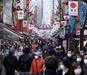 '코로나 공포' 일본, 하루 사망자 100명 ..신규 확진자는 5200명 넘어