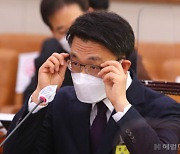 [헤럴드pic] 안경을 고쳐쓰는 김진욱 후보자