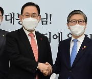 변창흠 "충분한 물량 공급해 집값 안정"..주호영 "성공한 장관 되길"