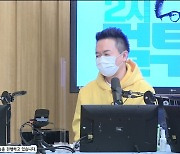 '컬투쇼' 유노윤호 "헬스장 거울에 비친 복근 항상 확인, 요새 운동못해 많이 없어져"