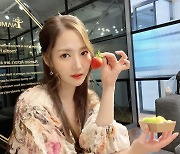 박민영, 딸기를 먹어도 예쁘네..독보적 시선강탈 여신美[SNS★컷]