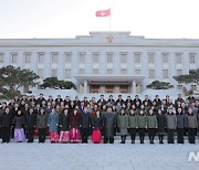 북한 김정은, 8차 당대회 기여 출판인쇄부문 근로자들과 기념촬영