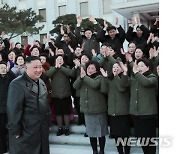출판인쇄부문 근로자 격려하는 북한 김정은 위원장