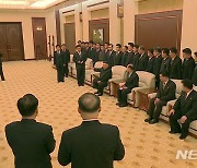 최고인민회의 간부들과 이야기하는 북한 김정은