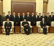 최고인민회의 간부들과 기념촬영하는 북한 김정은