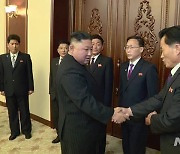 최고인민회의 간부들과 악수하는 북한 김정은